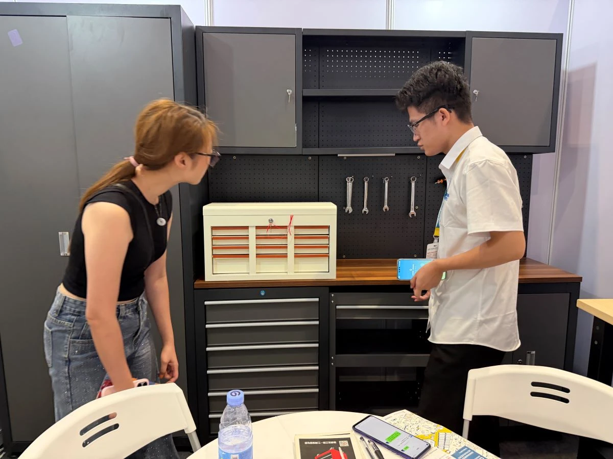 HAODA staff introducing tool cart features to an international visitor HAODA staff introducing tool cart features to an international visitor