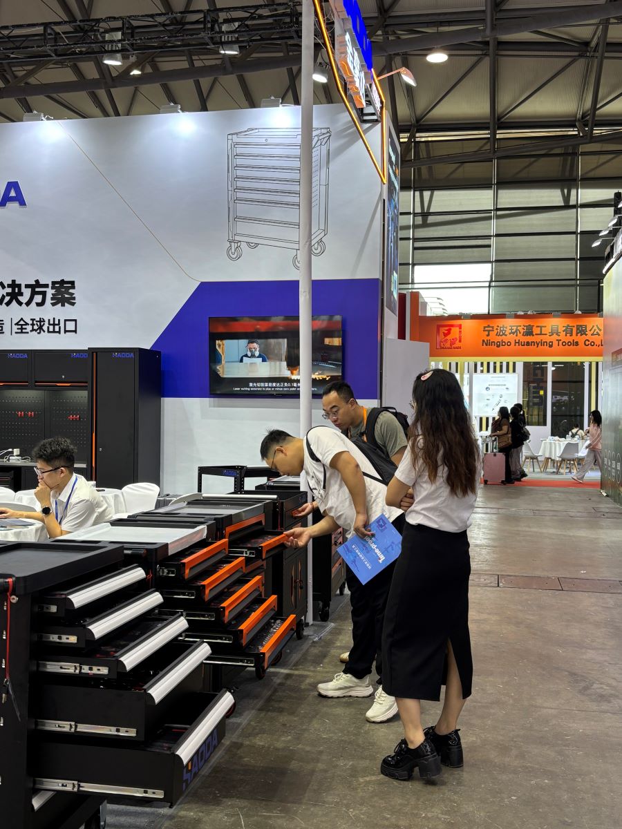 Vertical shot of overseas buyer testing HAODA modular workstation at Booth N2B12 Vertical shot of overseas buyer testing HAODA modular workstation at Booth N2B12